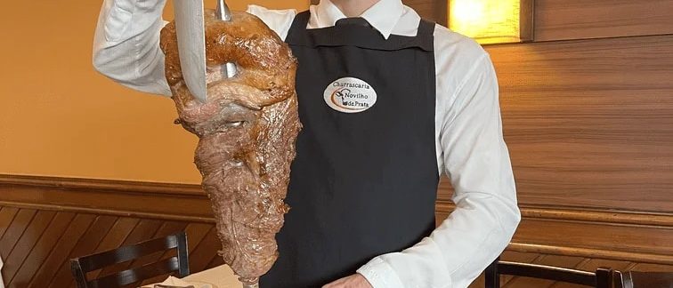 Mesa posta em restaurante de bairro na Chácara Klabin
