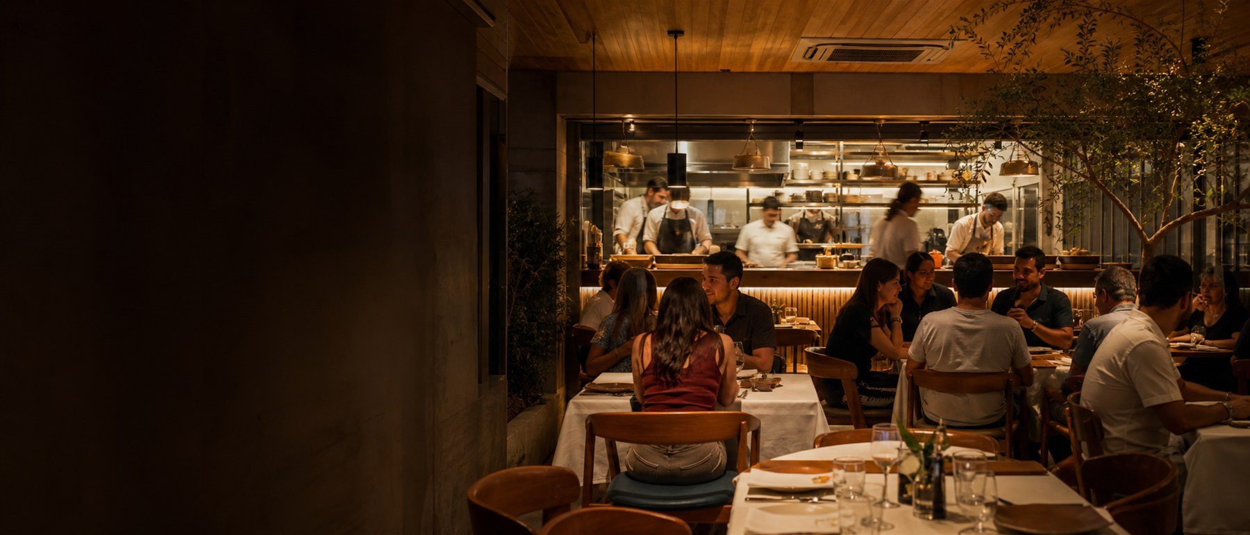 Salão de restaurante com cozinha aberta