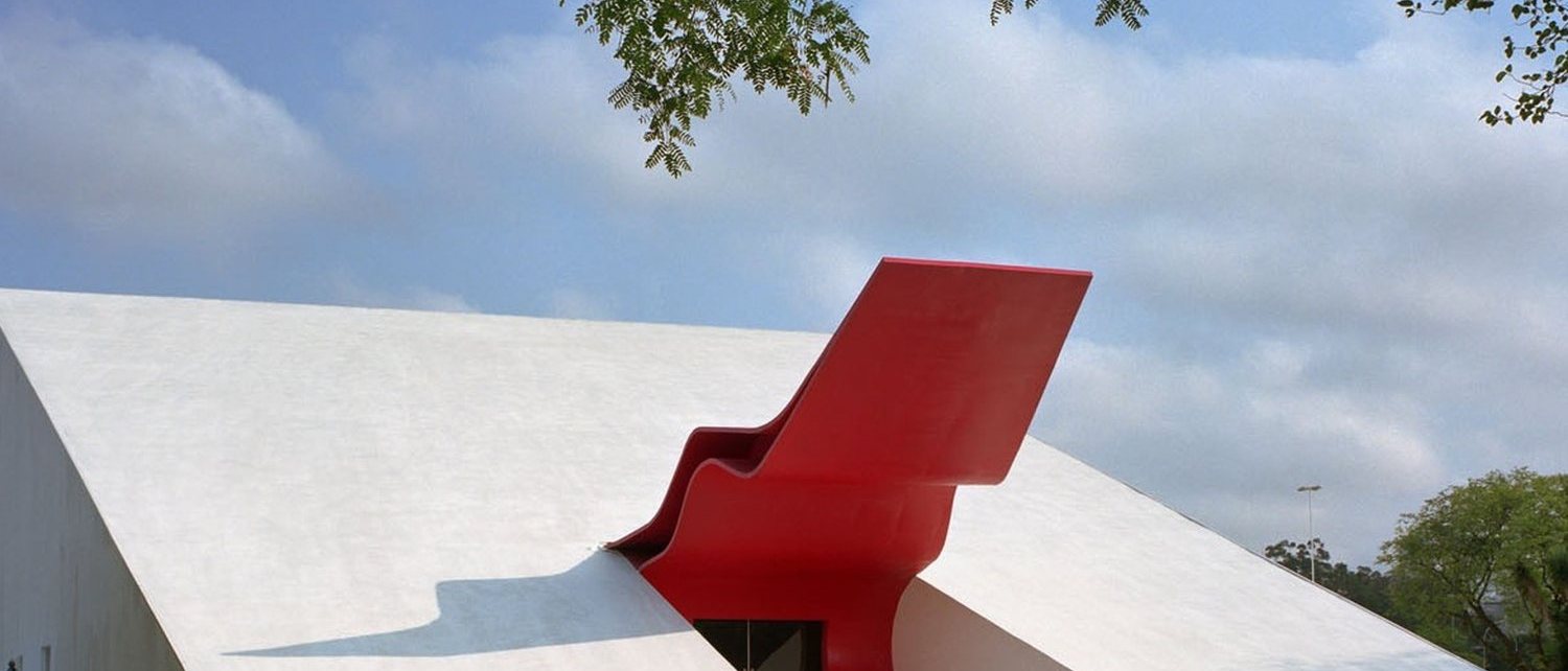 Auditório Ibirapuera, de Oscar Niemeyer, com a marquise vermelha