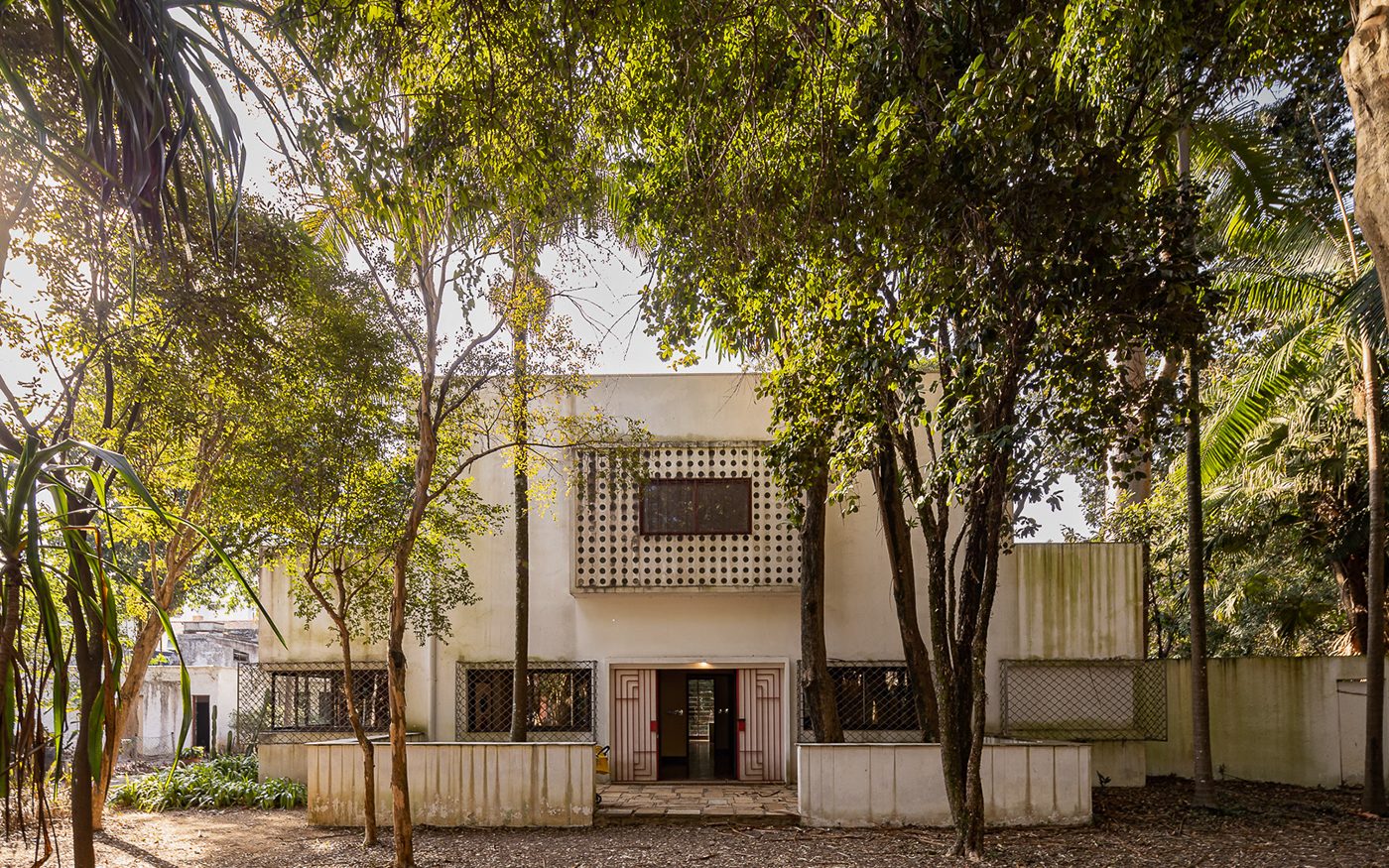 Casa Modernista de Gregori Warchavchik, entre jardins, na Vila Mariana