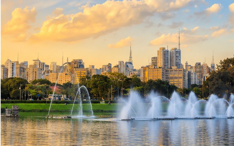 Fontes do Parque Ibirapuera com o skyline de Moema ao fundo