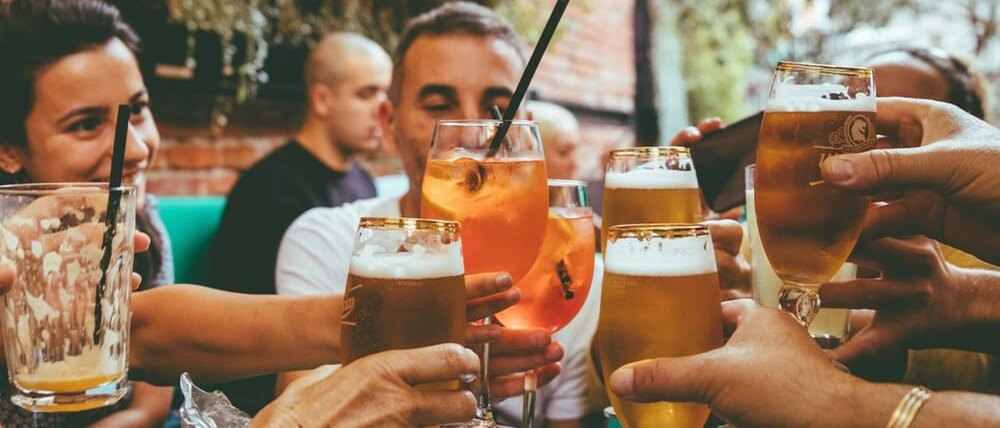 Mesa de bar com chope no fim de tarde