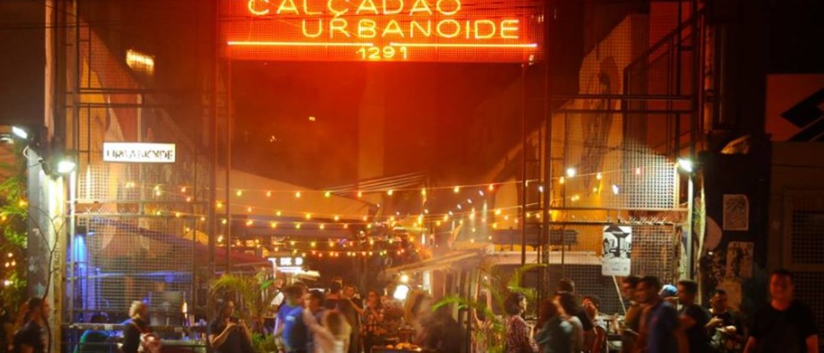 Balcão de bar iluminado ao anoitecer