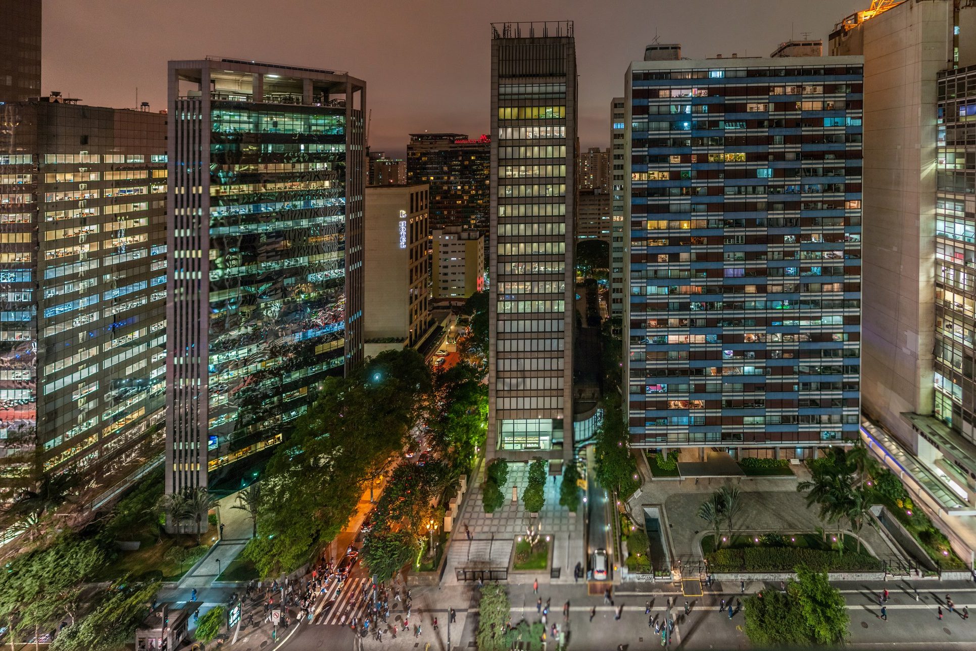 Avenida Paulista ao fim da tarde, com o vão do MASP e o fluxo da avenida