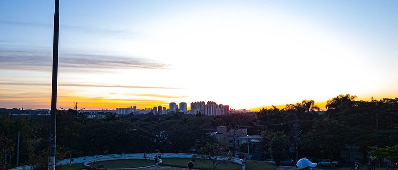 Vista de Pinheiros ao entardecer, com prédios e o skyline ao fundo