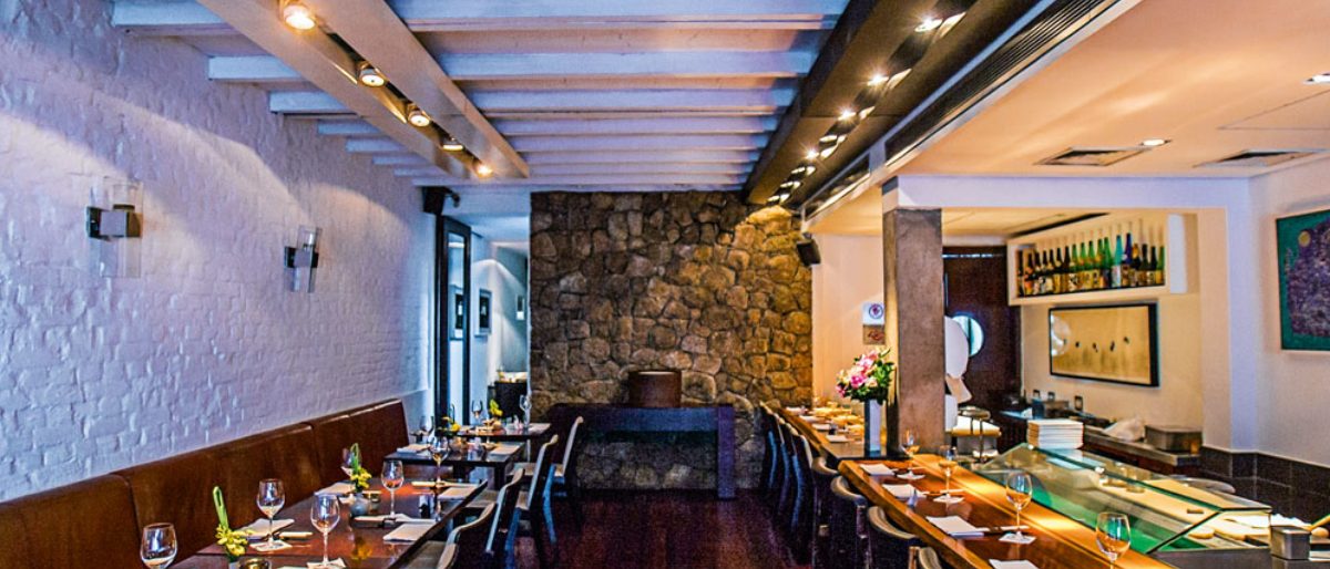 Balcão de restaurante com cozinha aberta, em Pinheiros