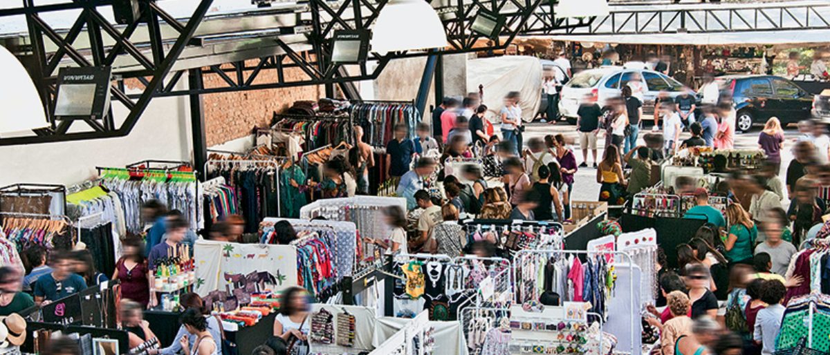 Feira de antiguidades na Praça Benedito Calixto, em Pinheiros