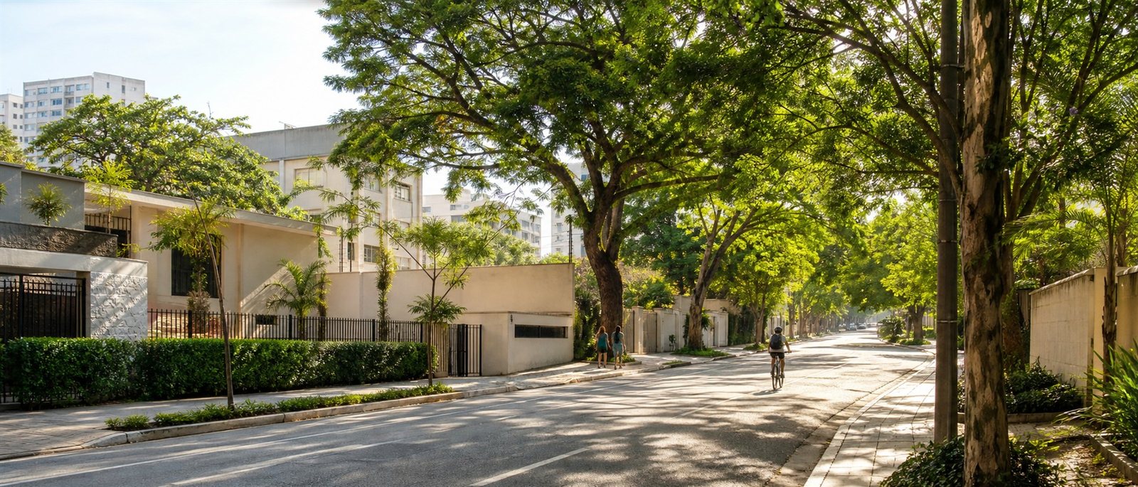 Rua residencial arborizada na Vila Mariana
