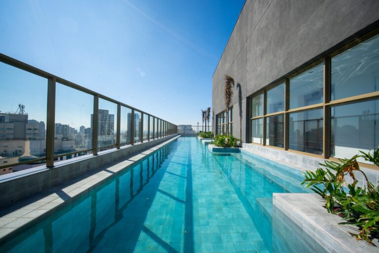 Piscina com raia no rooftop do NIK Paradiso, na Rua Vergueiro, 1825, no Paraiso, depois da entrega.