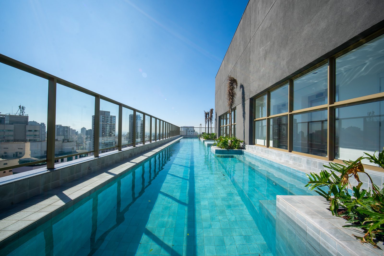 Piscina com raia no rooftop do NIK Paradiso depois da entrega