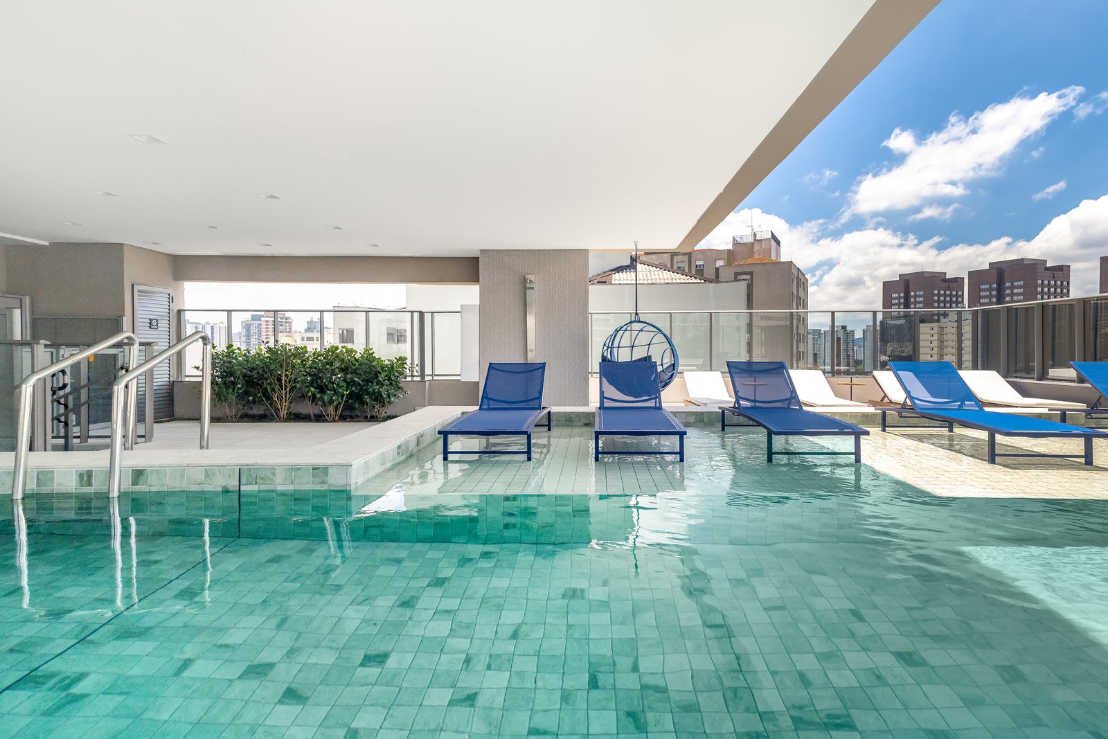 Piscina no rooftop do NIK Perdizes depois da entrega