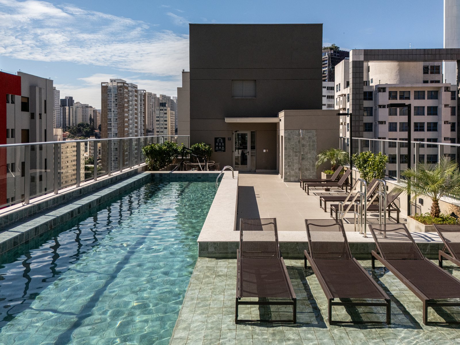 Piscina e solarium do NIK Sunset Paulista depois da entrega